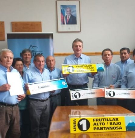 Alcalde Claus Lindemann entrega aporte municipal a Linea 1 de colectivos de Frutillar