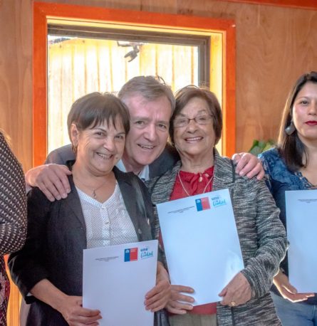 Alcalde Claus Lindemann entregó subsidios de viviendas a familias de nuestra comuna