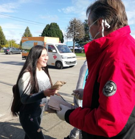 Alcalde entrega mascarillas en el centro de la ciudad