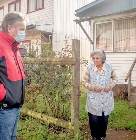 Alcalde entrega cajas de Alimentos para Chile a familias de Población Luis Niklitschek