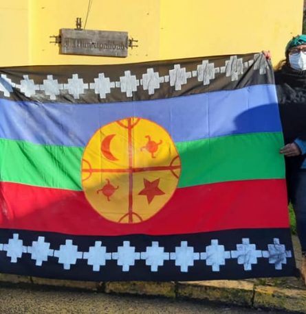 Se realizó el izamiento de bandera mapuche en el frontis del municipio