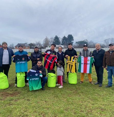 Entregan implementación a equipos de fútbol